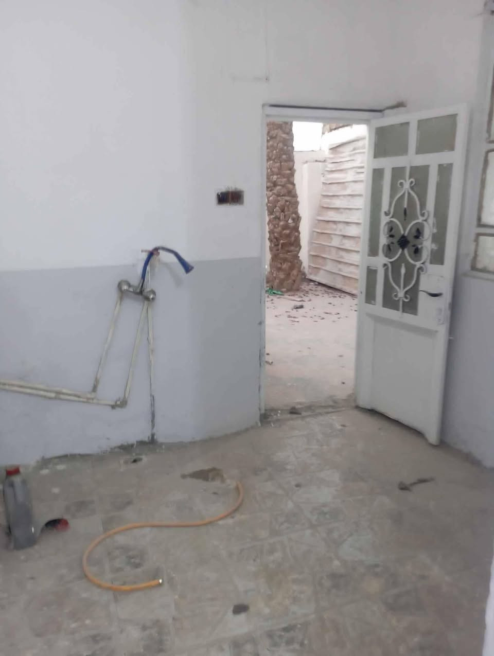 دار للبيع او الاجار 100م حي العسكري قرب الادله الجنائيه شارع البو غنيمه غرفتين وحده  فوك وحده جوه واستقبال ومجموعه صحيه وكراج كبير للاستفسار رقمي صاحب البيت ***********
