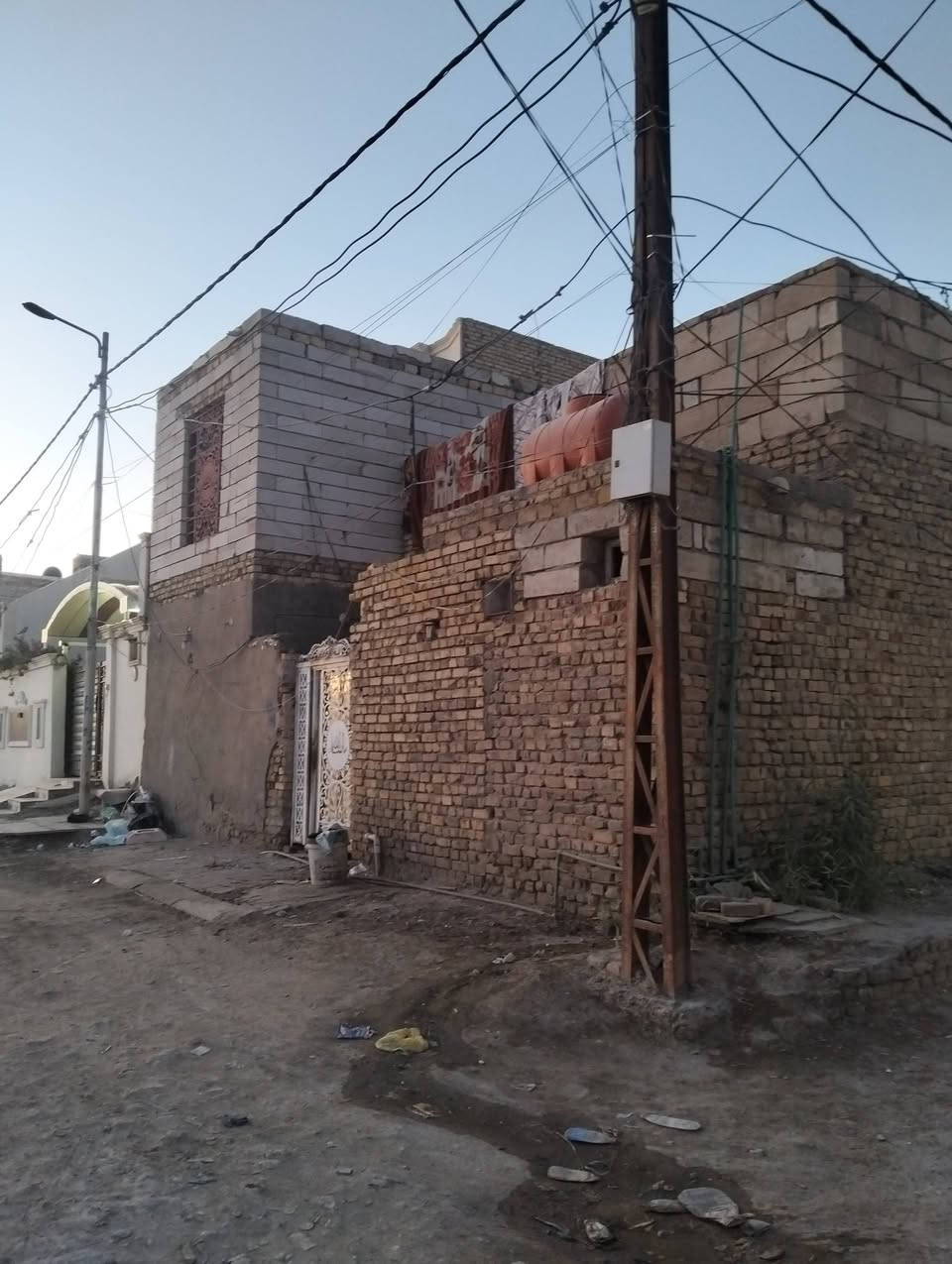 سلام عليكم بيت طابو مساحه 100ركن مكان المنزل جلبيه وره معمل ثلج الحيدري القديم سعر 85 وبي مجال  رقم التلفون ***********
