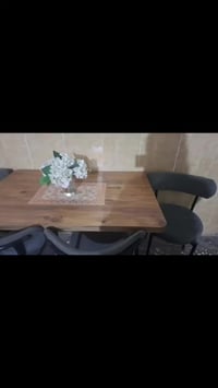 ميز طعام • ٤ مقاعد • ٩ مقاعد