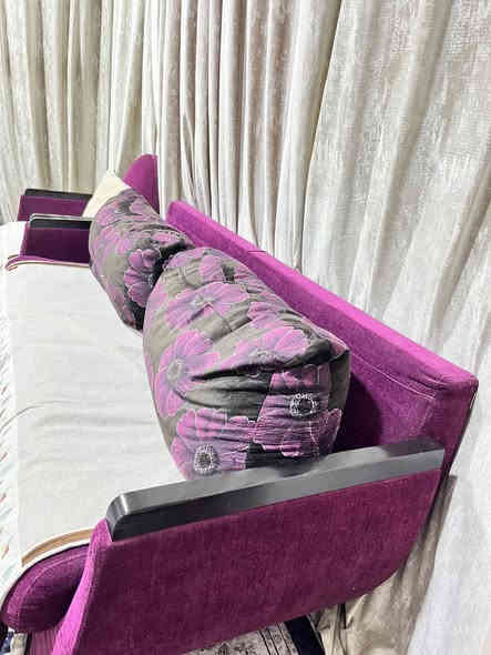 سلام عليكم تركي ٨ مقعد ثقيل ثقيل بدون اي ضرر قطعتين مع كراسي عدد ٢ فقط سحاب احد المخدات محتاج تبديل حي  سعر ٣٠٠ الف حي الإعلام
***********
