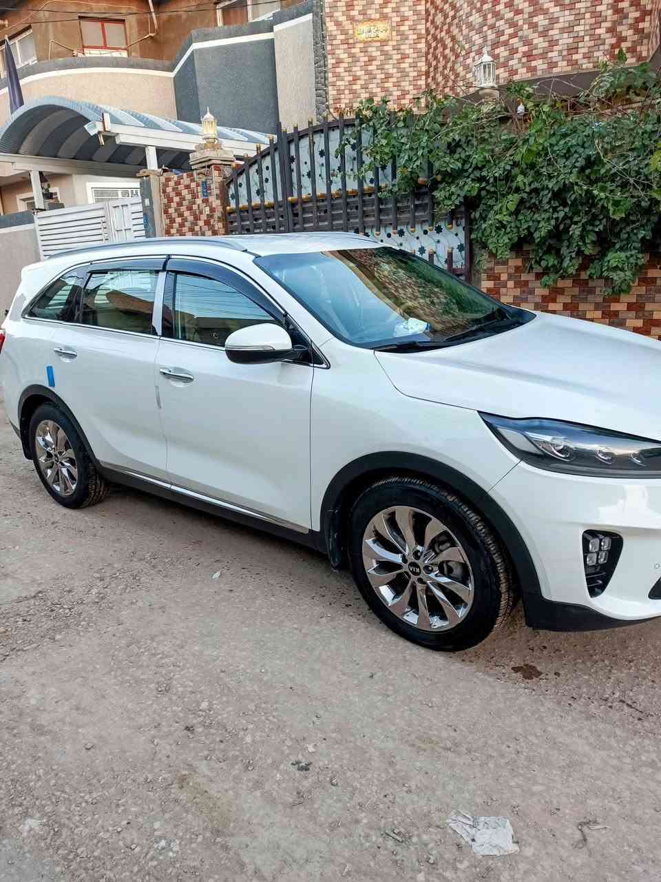 السلام عليكم.سورينتو موديل 20 مكفولة من الصبغ والتبديل فقط بارد شي قليل سيارة باسمي رقم بابل ماشية 78 ألف فقط.. مواصفات 
بصمة تشغيل وبصمة أبواب 
جنطة كهرباء 
كراسي كهرباء 
حساسات أمامية وخلفية 
دوس ليزرية
بردات أبواب 
كشنات جلد لونين وباقي المواصفات المعروفة 

السعر 248  وبيها مجال بيع أو مراوس وأي استفسار الاتصال على الرقم ***********
