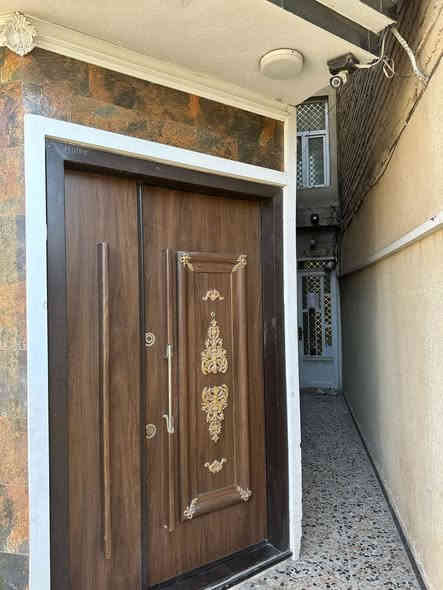 بيت 100 متر طابقين واجهة 5 متر نزال 20 متر زراعي

يحتوي الطابق الاول على صاله و مطبخ و كراج و حمام عدد 2 و غرفة نوم 

الطابق الثاني غرفتين  نوم و حولي و حمام و بيتونه كبيره و سطح عدد 2 

العنوان بغداد الشرطة الخامسه شارع الاميره العريض

رقم الهاتف ***********
