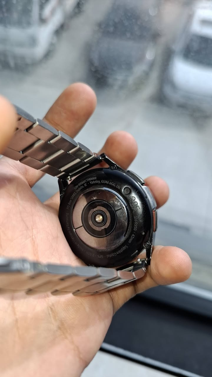 ساعة سامسونك galaxy watch 6 classic  حجم 43 كل غراضها موجودة وياها 3 سيرات اصليه
مكاني بغداد الدوره  ***********
