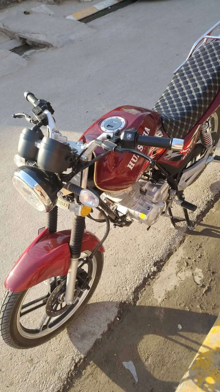 دراجه هيوشه للبيع مكفوله من التاير الي كدام لل تاير الوره دراجه اخت الزيرو دراجه موديل 2025شهر ال10 المكان فلوجه حي الشهداء السعر مليون وبيها مجال التواصل على الرقم *********** واتساب وخط موجود
