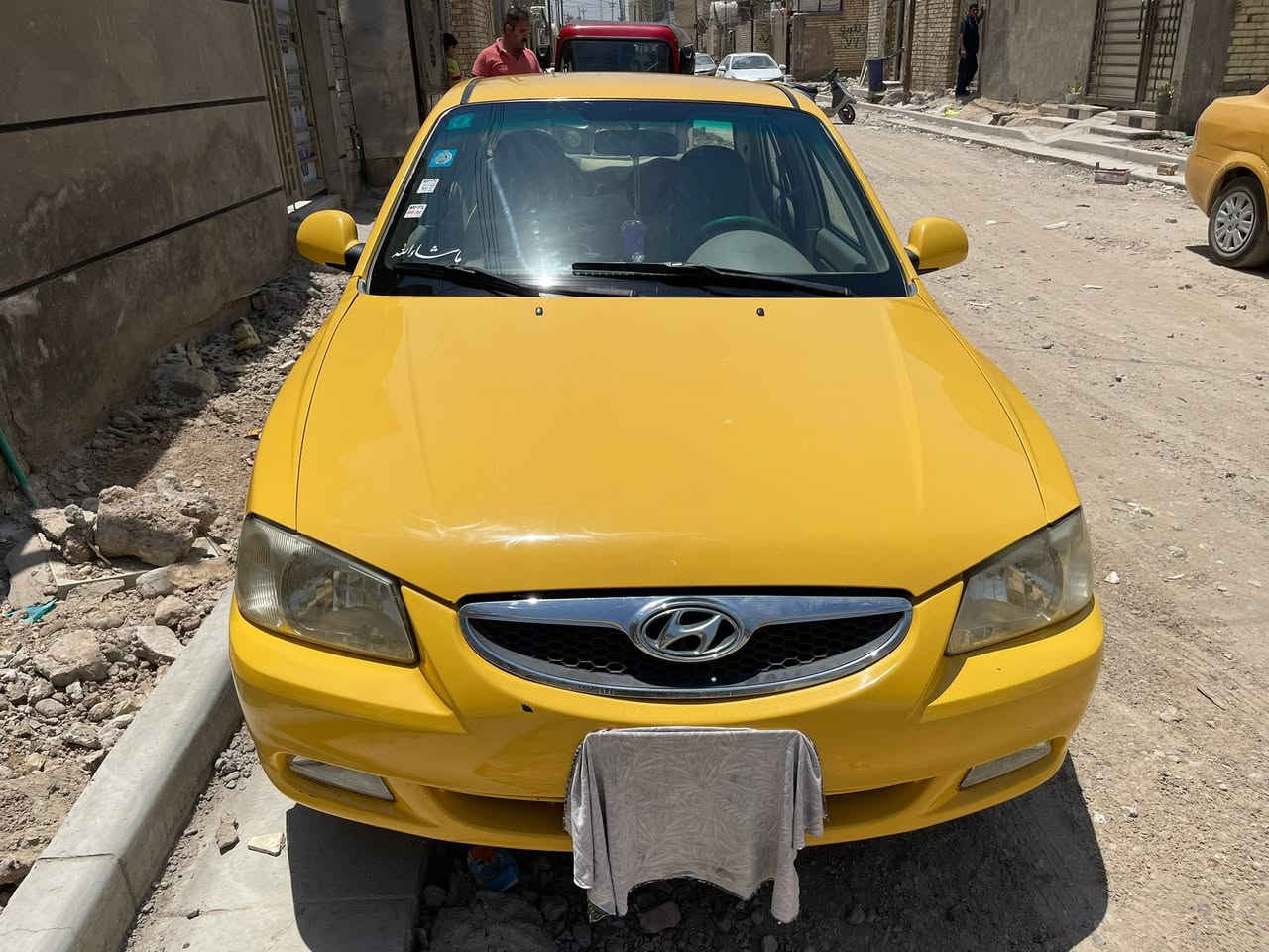 السلام عليكم فيرنه موديل 2014 بيهة مكينة اكسنت 1600 سيارة خير من الله كلهة جديده تخم تاير جديد ويلات جديدة كهربائياتها كلها كاملة وتبريد ودواخل جديدة شوفت عينكم سيارة بيها بس طخه بالهلال الخلفي السيارة تحويل ثاني يوم كاملة من كلشي هسه غرامات مصفره السارة معيوده السعر 62 وبيها مجال مكان البلديات رقم ***********
