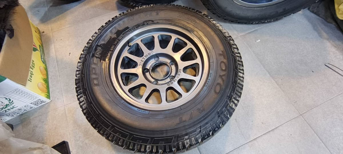 السلام وعليكم 
تخم ويل ميثود وتخم تاير تويو 
قياس 265/70/17 ستد (5) 
استخدام قليل 
***********
