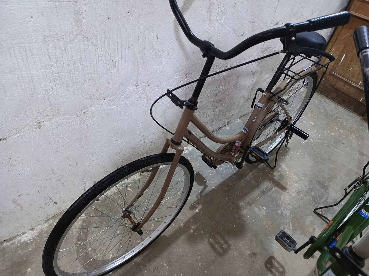 باسكل لبيع شركت بيدي مكفول من شخط لون خاكي سعر ١٢٠وبي مجال بصيط ***********
