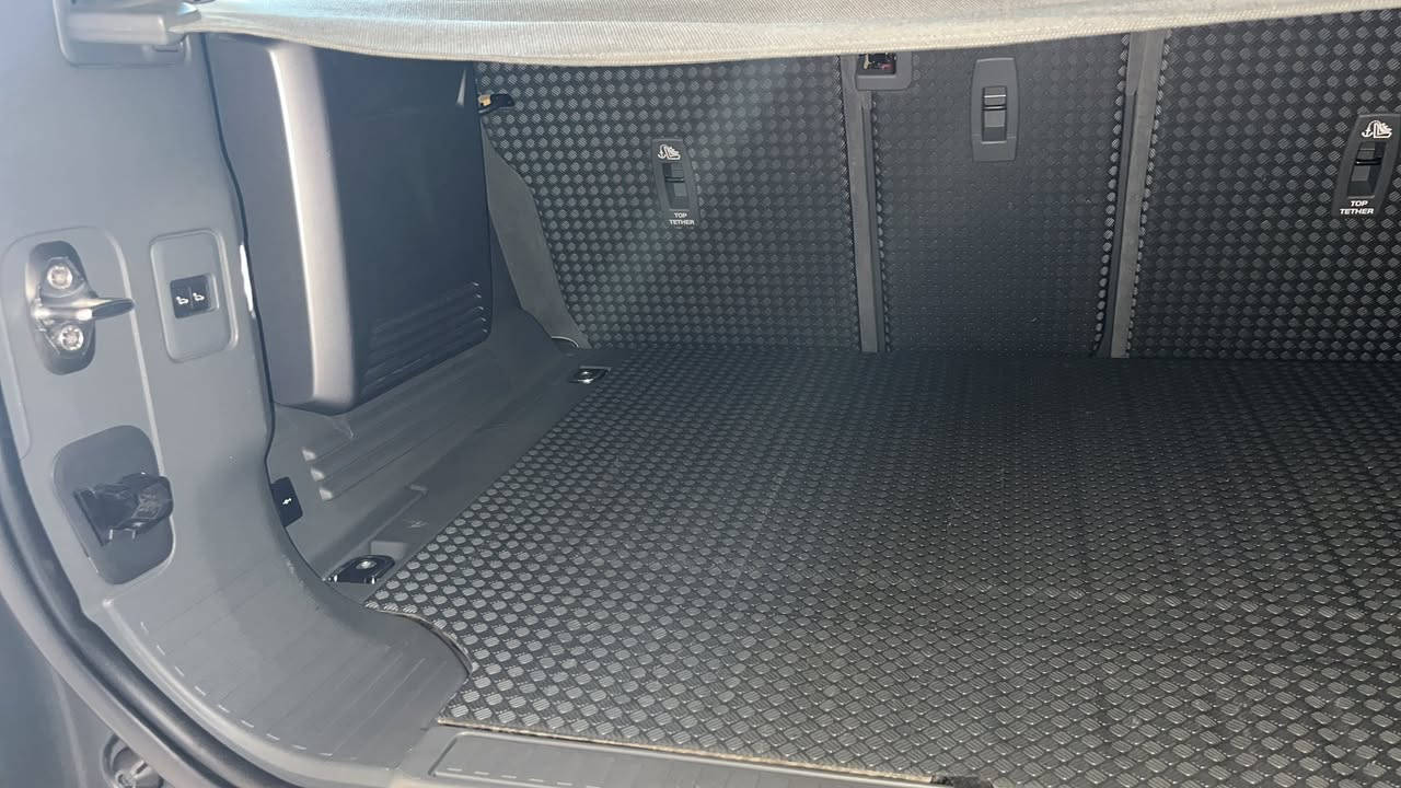 دفيندر 110
6 cylinder 
٢٠٢٠ الماني دبل بصمه 
سنويه بأسمي
ماشي ٥٥ الف
السعر ٥٣ الف قفل قفل قفل
السياره مكفول من كل شي ومغلفه
ومابيها اي نقص
حداديه كهرباءيات تايرات 
كله جديد

***********
