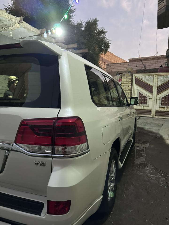 السلام عليكم اخوان لاندكروز خليجي فطيم للبيع موديل 2017 السياره جاهزه وحلوه وكفاله من الشخط مكينه 8 سلندر 4.7السياره توني شادلهه تاير دلوب ماشيه 184 مواصفاتهه تشغيل عن بعد بصمه كشنات جلد تحكم استرن جهه وحده 
لسعر 47000 وبيهه مجال حك الجيه للتواصل ***********
