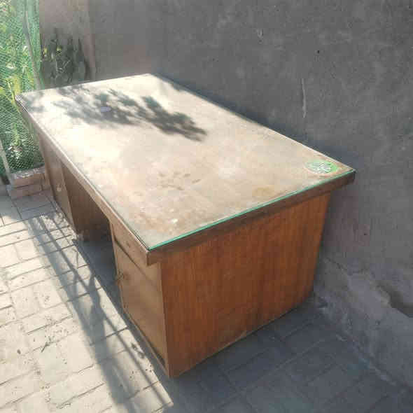 ميز مكتبي صاج خشب للبيع مكان#بغداد حي الكوفه مقابل ام الكبر الغزلان واكو توصيل بكروه داخل بغداد

***********
