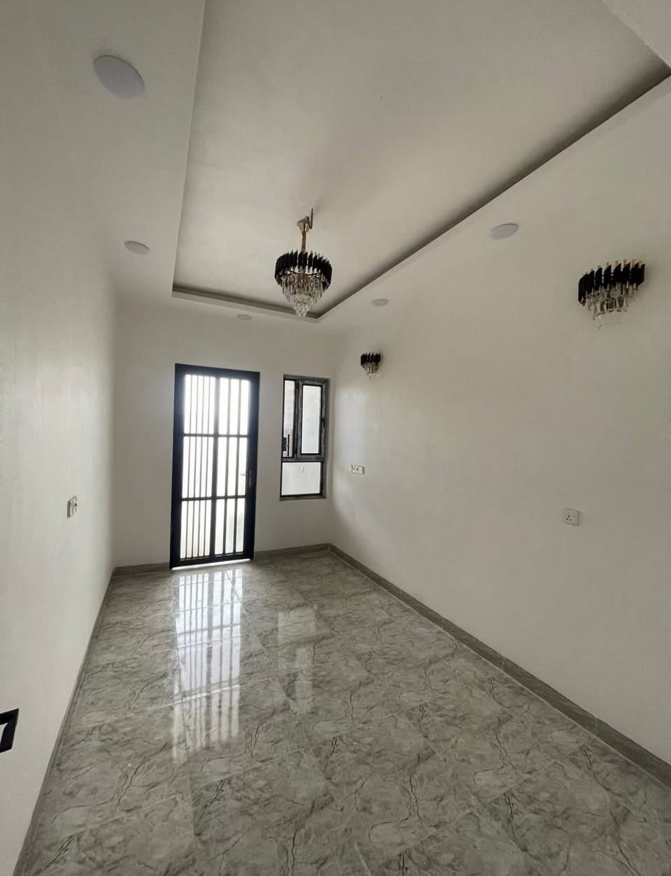 السلام عليكم 
دار للبيع 
في حي السماح 
يقع عل شارع تجاري 
بعرض 20 متر
مساحة 100 متر
 طابقين 
٣ غرف نوم
 بناء حديث زيرو ما مسكون
 فول سيراميك وحلان وسقوف جبس

السعر 110 مليون وقابل للتفاوض
للاستفسار مراجعة مكتب المدينه سايدين الصديق  قرب مرطبات البحرين 
***********
***********
