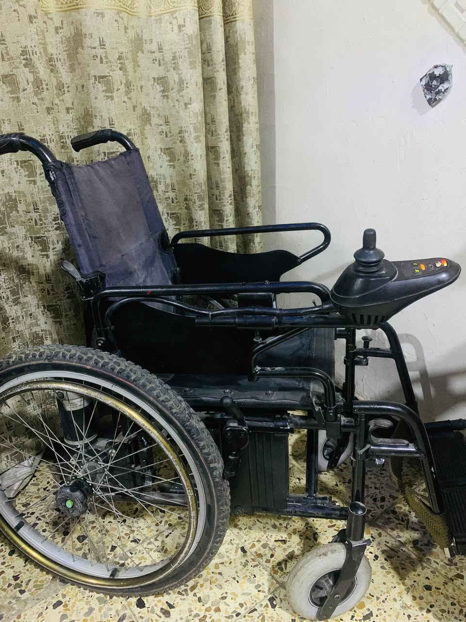 السلام عليكم
كرسي احتياجات خاصة اوربي بطاريات جدد  شاحنة سمارت ذكية

الكرسي فول الماطورات الكبار تحمل اوزان ثقيلة  كلة يطبك مساند الارجل الظهر مساند اليد 

كونترول اربع سرع وشاحن للهاتف السعر 300 الف وبي مجال 

***********
