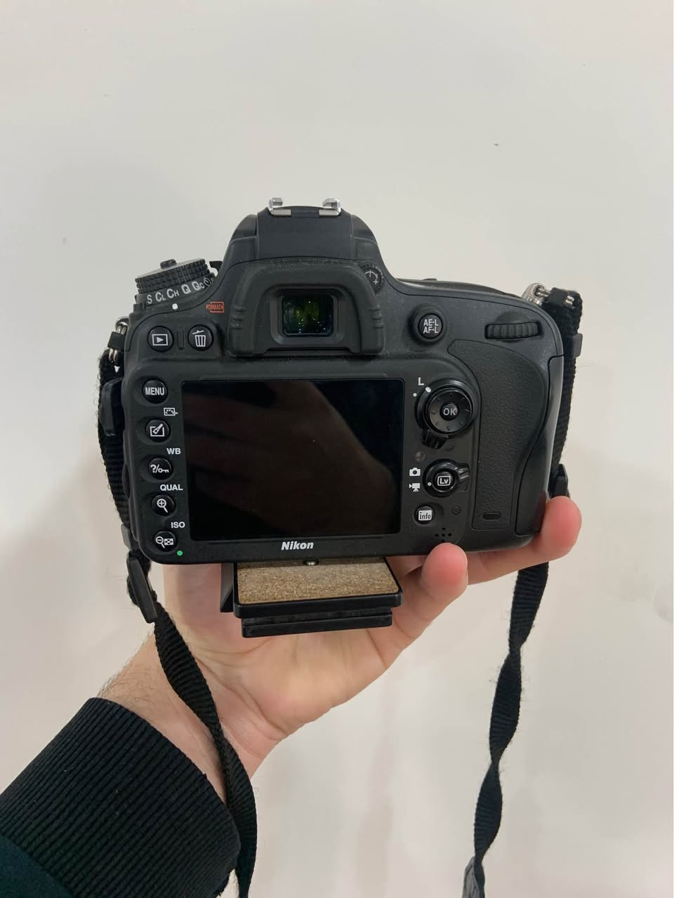 نيكون 610 بدي نظيف
عدسه 24-120 نظيفه 
كامله كارتون ملحقات اصليه 
شاحنات 2 وبطاريات 4 وحقيبة 2 جبيرة وجلاتين 1 وستاند 880 وكل غراضها الاصلية والوايرات كاملات بغداد, العراق


**إذا كنت صاحب هذا الإعلان وتريد حذفه لأي سبب، رجاءا أرسل رسالة إلى الدعم الفني**