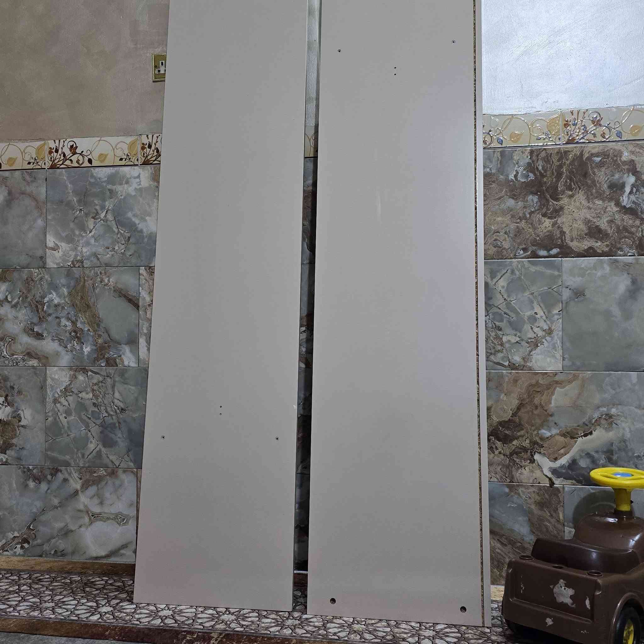 ا
السلام عليكم غرفه تركيه 5 قطع كارتون لون الغرفه كريمي  اوفايت ماعندي صوره كامله للغرفه  السعر 425
 الرقم ***********
