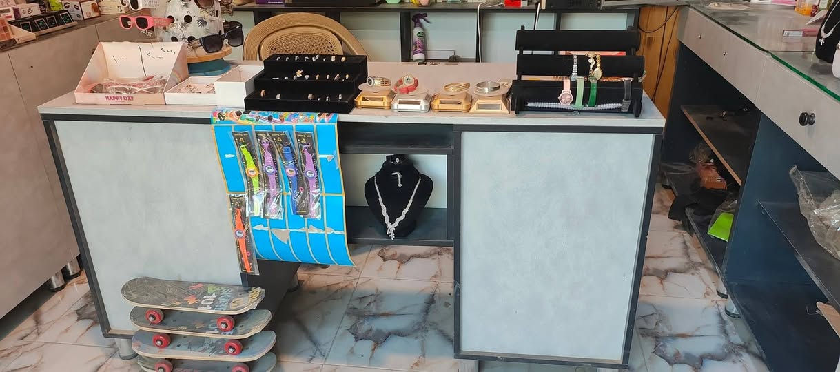 للبيع محل كوزمتك جاهز بالكامل
📍 الموقع: قرب مدرسة الشموخ 

محل مرتب وجاهز تفتح وتباشر شغلك مباشرة ✅

🔹 يحتوي على:
✨ جميع أنواع الإكسسوارات
💋 مكياج من ماركات مختلفة
🌸 عطور نسائية ورجالية
🧴 منتجات عناية بالبشرة والشعر
💅 مناكير وأدوات تجميل
🪞 مرايات ورفوف جاهزة للعرض

🔹 واجهة زجاجية ولافتة جاهزة
🔹 ديكور أنيق وموقع مميز

السعر مناسب جدا
📞 للتواصل والاستفسار:
 [***********]
[ *********** ]
