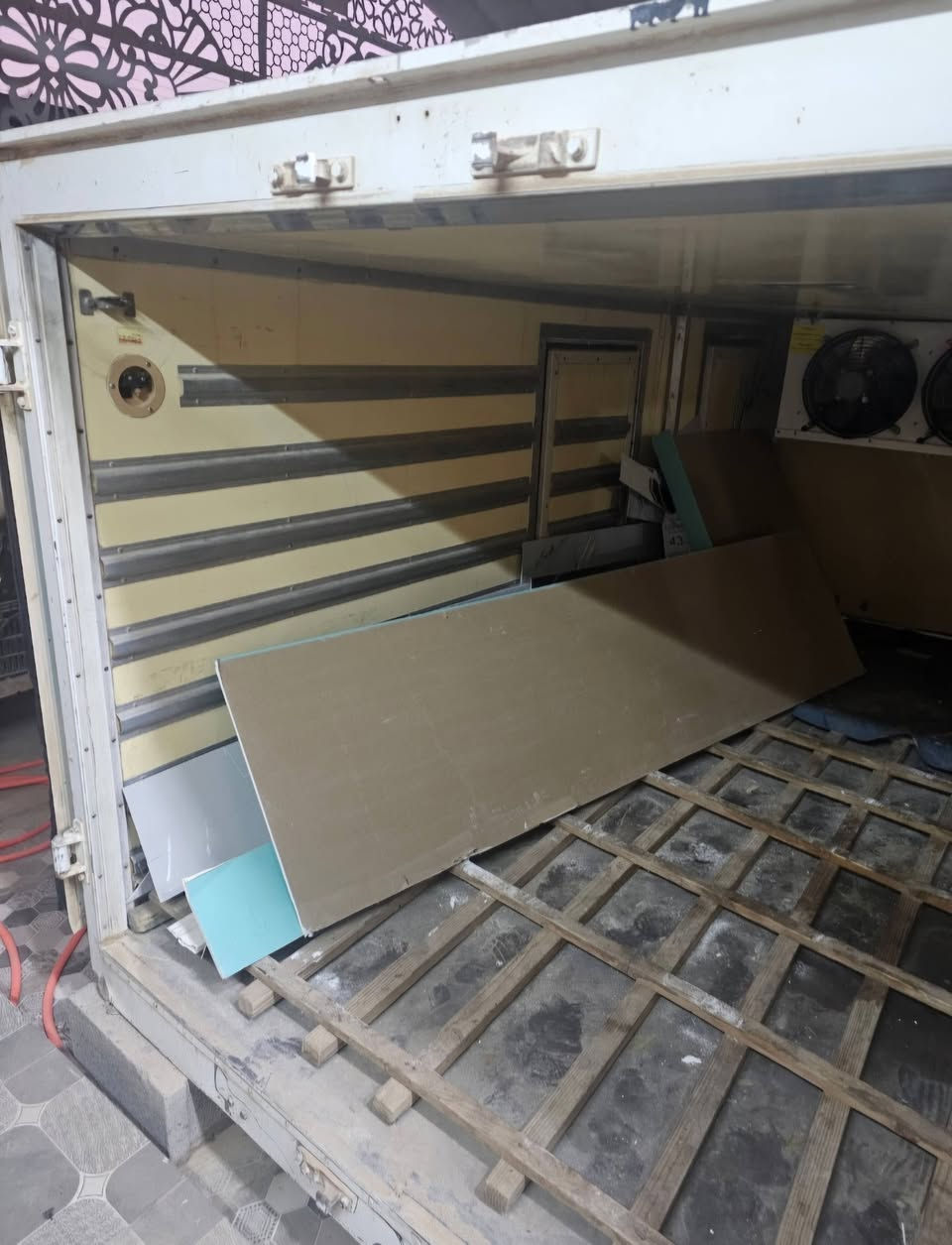 السلام عليكم ورحمه الله وبركاته  براد لحوم للبيع بابعاد  عرض ١٧٠سم وطول ٣متر ارتفاع ١٦٠سم يحمل ١٠٠ كارتون  دجاج 
منظومه جديده مستخدم نظيف
للاستفسار ع السعر الاتصال ع الرقم ***********
أو ***********
تحياتي للجميع
