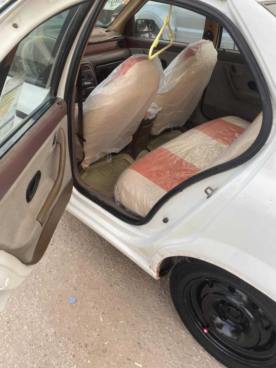 السلام عليكم 
سمند 2012 رقم دولي الجديد سنويه لل30 نضيفه السياره ستوها صاعده هزه كفاله عمامه مابيها لا صبغ ولا خياس فقط بيها باب السايق مبدل نفسيته شركه كير ومكينه وحداديه حلوات سياره ماعايزها شي تجي بعينك وتشوف السعر 43$ وبيه مجال استفسار *********** هذا رقمي وبي واتساب مامتواجد ع الفيس
