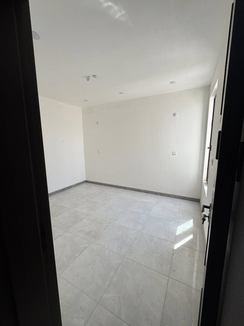 بيت للبيع ٨٧.٥ متر 
العنوان قرب نادي صليخ خلف أفران ومعجنات المصطفى 
صالة 
٤ غرف نوم 
مطبخ 
٣ حمامات مع دوش 
بالكون 
بناء درجة أولى والبيت جديد
 
رقم الهاتف ***********
