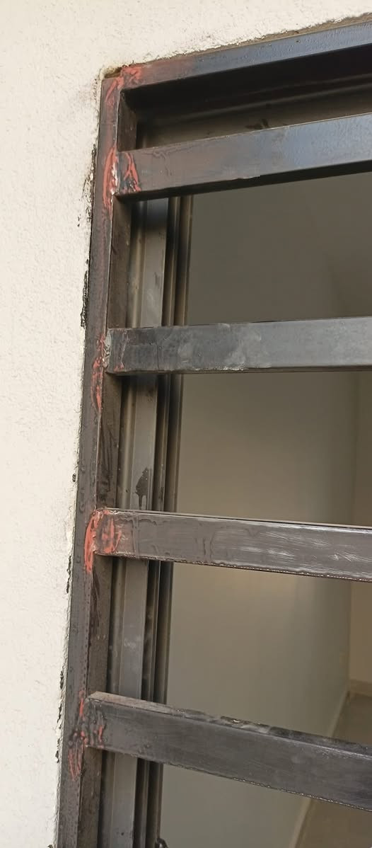 تم العمل في حداديه مصبوغه و ماباردين المعجون و الصبغ سايل..❌
سنفرت القديم و صلحت ✅
للتواصل /***********/
