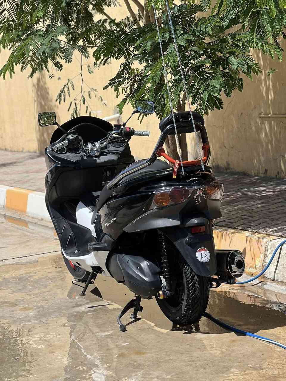 فورزا 010للبيع دراجه ماشيه 27الف مكينه برغي ممفتوح بيها تدفه شغال سماعات زوج تايرات جديد ما نقصها كلشي السعر16 بي مجال مكان سعديه 
***********
