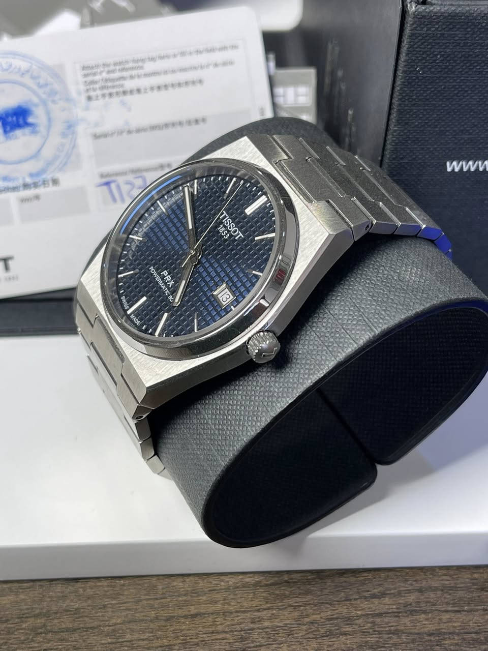 ⌚️ الأناقة الرياضية بتصميم أيقوني  

ساعة تيسوت PRX أوتوماتيك Powermatic 80  
مينه أزرق بنقشة مميزة تعكس الضوء بشكل فاخر ✨  
هيكل ستيل متكامل مع سوار مدمج يمنح حضور قوي ومريح على المعصم  

⚙️ ماكينة أوتوماتيك Powermatic 80 باحتياطي طاقة يصل إلى 80 ساعة  
💎 زجاج ياقوتي مقاوم للخدش  
📦 كاملة مع العلبة والكرت وجميع المرفقات  

اختيار مثالي لعشاق التصميم الكلاسيكي العصري 👌  

#Tissot #TissotPRX #Powermatic80 #LuxuryWatch #SwissMade #MensWatch #WatchCollector #OriginalWatches #ساعات_فاخرة #ساعات_سويسري


**إذا كنت صاحب هذا الإعلان وتريد حذفه لأي سبب، رجاءا أرسل رسالة إلى الدعم الفني**