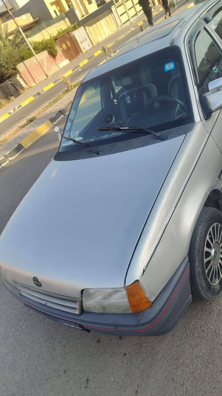 كاديت لون سلفر موديل 1990 جام كهرباء ستيرن باور بيها  تنتا رقم انكليزي شرعي موجود  شرط التحويل محرك بي صرف  بدون ضرر تواير جديد سيارة جاهزة كشنات جديد السعر 28 مكان موصل موبايل ***********
