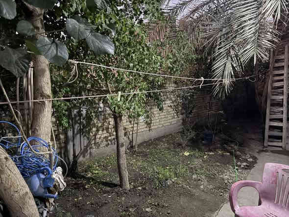 السلام عليكم 
يتوفر دار سكني طابو زراعي سند 25 للبيع مساحته 260م يحتوي على غرفتين نوم وصالة واستقبال ومطبخ ومجموعه صحيه داخليه وخارجيه وحديقه وطارمه موقعه في المسيب / قطع حسنين خلف حي المصطفى متوفره كافة الخدمات السعر المطلوب للبيع 100مليون للاستفسار الاتصال بالرقم *********** او مراسلة الصفحة
