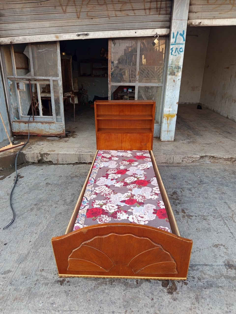 تخت ابو النفر شرط شرط النظافه شغل ثقيل سعرها ٦٠ الف
ميز تواليت جديد شغل ثقيل حيل فصال توصي سعرها ٨٥
رفاعي يم طرشي الشفاء ***********

