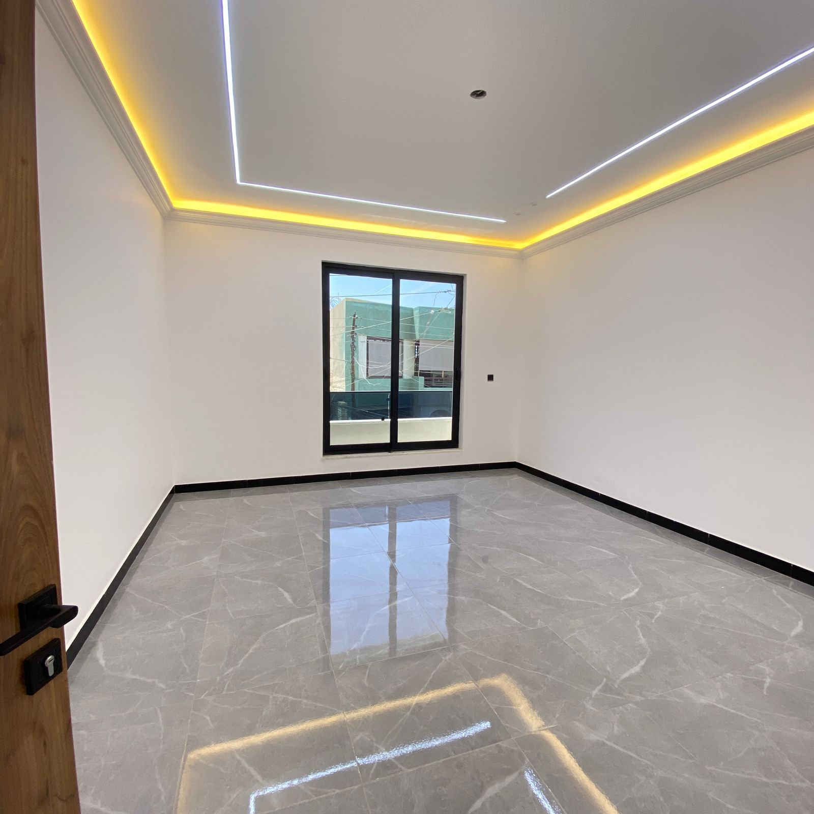 ياألله سلام عليكم
تحفه فنيه بناء بأشراف هندسي مميز... 
مشتمل للبيع مساحه 100م واجهة 5ونزال 20 في حي الجهاد مربع الطائي خلف مصور القسطل مباشرة الفرع الاول خلف التجاري موقع مميز  بناء 2025 زيروو
المحتويات 
غرف نوم عدد 3 
استقبال وهول 
مطبخ كبير 
الأرضيه مرمر تركي
الجدران سيراميك اسباني 
الابواب تركي درجه اولى 
منظومة تبريد كامله 
منظومة كاميرات حديثه
سقوف ثانويه 
ديكوارات وسحبات 
التحويل ثاني يوم من صاحب السند الشرعي 
غير مشمول بقرار ايداع حساب  بلمصرف. 
للاتفسار الاتصال على الارقام التالية ***********
***********
عنوان المكتب بغداد حي الجهاد الشارع التجاري 
ديوان الاصيل قرب كوفي ركن الديوان مكتب المرتضى للعقار يرحب بكم......
