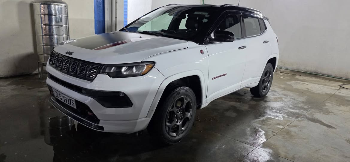 السلام عليكم بيع او مرواس باقل 
جيب كومباس ترايل هوك موديل ٢٠٢٣ فول عده الفتحه رقم اربيل دخول جديد بسم شركه تريد تحويل تريد وكاله قمارة سوداء ماشيه 32 الف ميل حادثه ربع بنيد صبغ وجاملغ خلفي وجنطه بدون تبديل
محرك ٤ سلندر  ٢٠٠٠ تيربو فورويل.
شاشه كبيره تدعم كاربلي
كير اوتوماتيك وعادي .
انظمه قياده وتحكم استيرن .
كشنات جلد  ومخمل وكشنن السائق كهربائي .
بصمه ابواب وتشغيل عن بعد.
تبريد قطعتين .
كاميرا خلفيه .
مانع انزلاق ABS.
رادارات جانبيه واشاره بالمرايا .
رادار تحديد مسار.
رادار امامي مانع تصادم .
سايد بريك دكمه .
تشغيل عن بعد.
اشاره بل مري . 
السعر 163  ورقه مع مجال بسيط .
صور الحادث  بالمنشور
اي استفسار *********** بغداد, العراق
