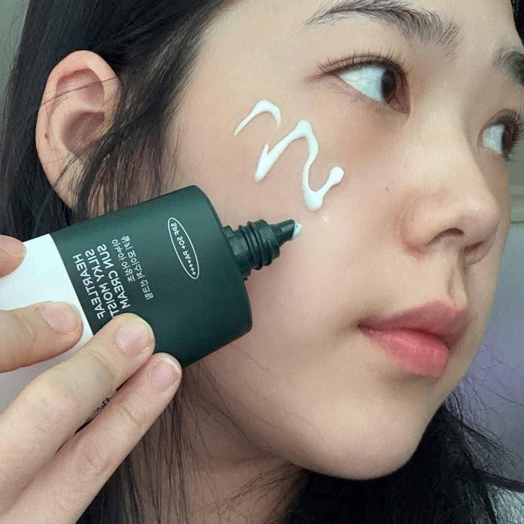 واقي شمس anua 🤍💚
Anua Heartleaf Silky Moisture Suncream Spf50+🌞

✨ واقي شمس بخلاصة اوراق القلب من انوا خفيف الوزن وغير دهني مصنوع من مستخلص أوراق القلب لتهدئة البشرة وتوفير درع وقائي ضد العوامل الخارجية الضارة وموازنة إفراز الدهون. غني بمضادات الأكسدة والمواد المغذية الأساسية، يضمن بقاء بشرتك صحية ونابضة بالحياة

يوجد خدمة توصيل لجميع محافضات العراق


**إذا كنت صاحب هذا الإعلان وتريد حذفه لأي سبب، رجاءا أرسل رسالة إلى الدعم الفني**