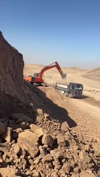 حفاره هيتاشي للبيع موديل 2004 رقم شمالي مكفول كفاله عام 07766975163