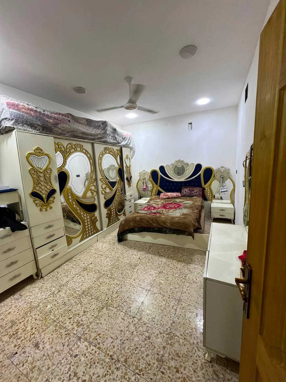 السلام عليكم دار للبيع م208
موقع حي طارق القديم قرب جام الشبخ حاجم
نضام تبريد دكتات لاارضيه كاشي درج مرمر 
يحتوي 2غرف نوم استقبال صاله مطبخ حار مطبخ بارد

صاحب الدار ***********
