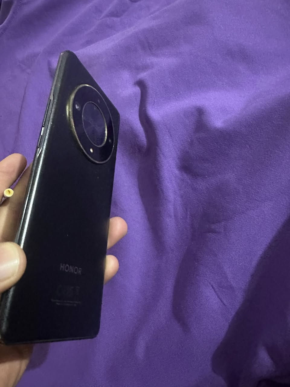 هونر x9b ذاكره ٢٥٦ رام ١٢ السعر ٢٢٥ ًً.   …***********      ملحقاته كارتونه +شاحنته الاصليه
