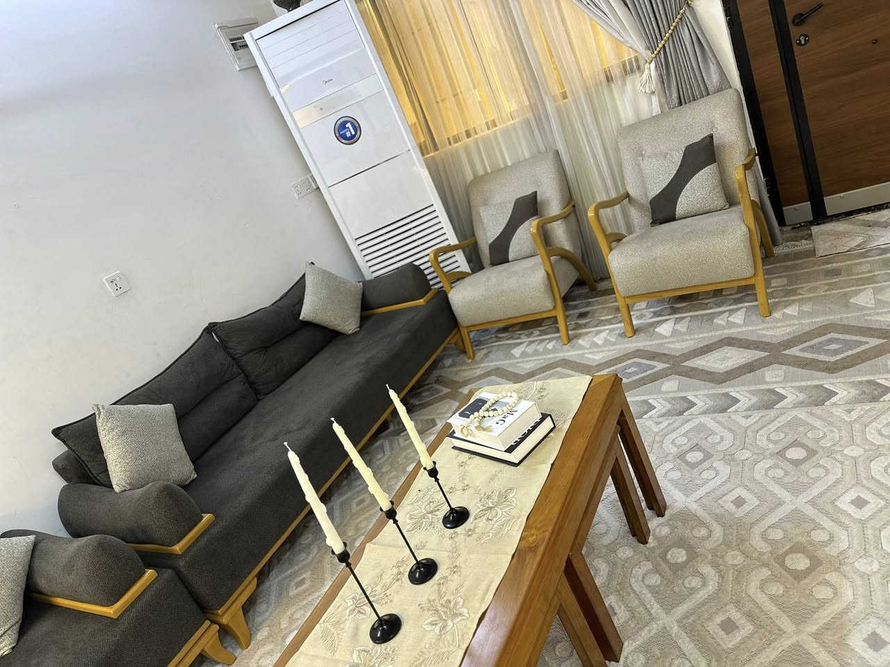 تخم 10 مقاعد تركي اخو جديد  صار سنه من اخذته. مابي اي ضرر بس اريد اغير اثاث اخذته بمليون و800 
اريد ابيعه. ( بمليون و500).   وعندي مفارش اله مفصله هم


**إذا كنت صاحب هذا الإعلان وتريد حذفه لأي سبب، رجاءا أرسل رسالة إلى الدعم الفني**