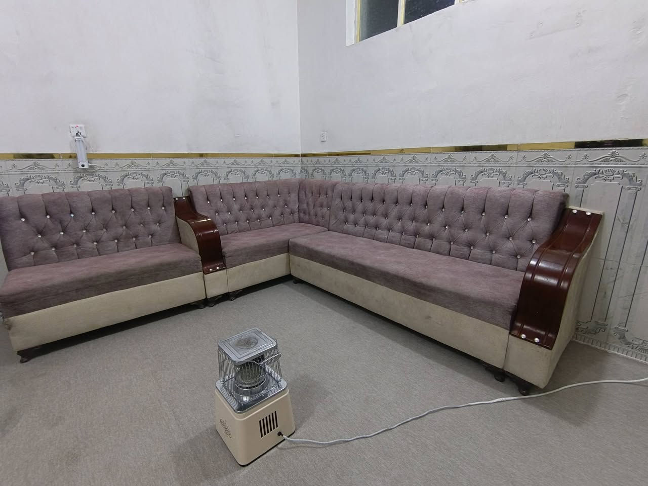 ديوان للبيع
السعر 150 الف فقط 
المكان الكوت حي الزهراء شارع المدارس
***********
