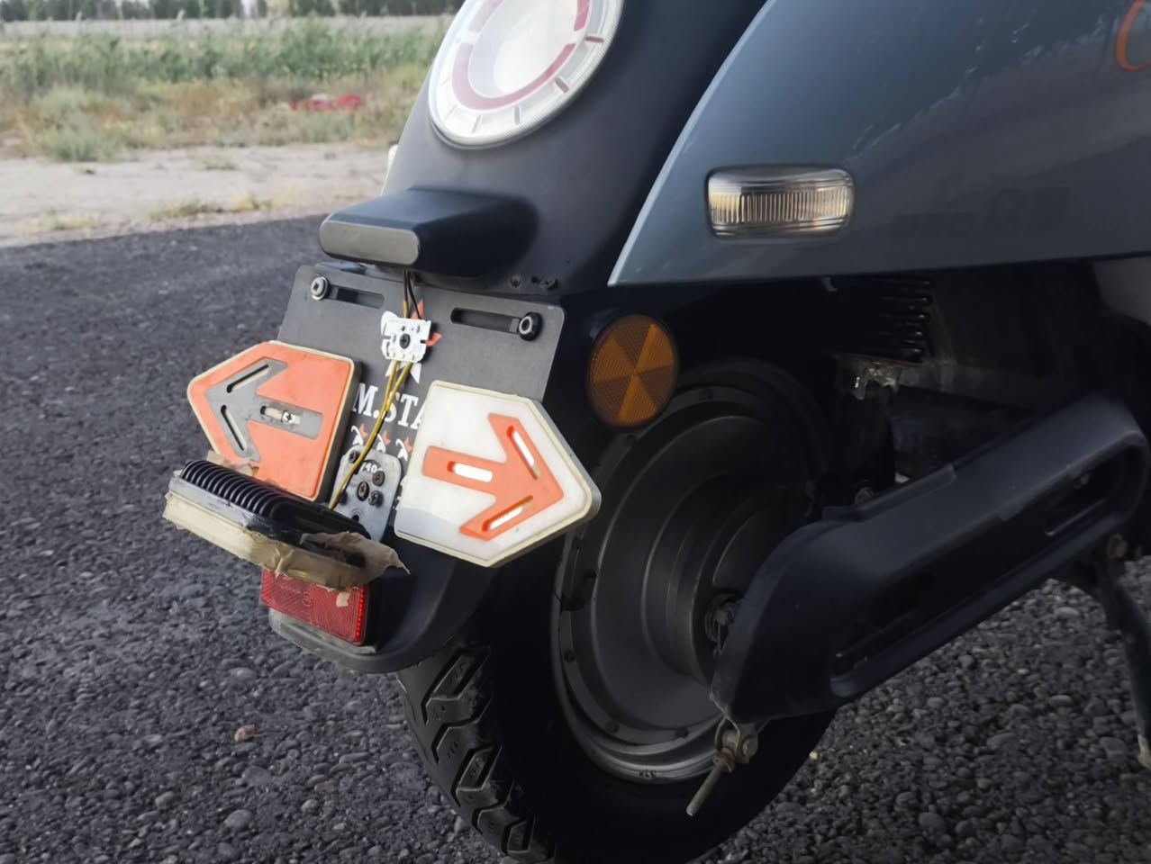 للبيع: دراجة شحن (ZXكلاسك ) ملف 1500 واط / مواصفات أمان ونظافة عالية جاهزة ومعدلة 🔋🛵
​السلام عليكم شباب، عندي هاي الدراجة الحلوة والنظيفة للبيع، مواصفاتها وتعديلاتها كاملة وما تحتاج أي مصاريف:
​✅ الملف والمنظومة: ملف قوي حجم 1500 واط وعزم ومسحَب ما شاء الله.
✅ البطارية: 60 فولت 20 أمبير (60V 20Ah) كفاءة عالية.
✅ المسافة: تمشيك بالشحنة الواحدة 50 كيلو وأكثر حسب الوزن والشارع.
✅ السرعة: تقفل ع الجك الـ 59، وبالسير والمشي الحقيقي تقفل 53 كم/ساعة (نشطة وسريعة).
✅ الوضعية العامة: الدراجة بريكات، لوايد، شاشة، وكهربائيات كلها مضبوطة وشغالة 100%.
​🔒 أنظمة الأمان والحماية:
​نظام قفل ضد السرقة.
​جهاز إنذار (حاسبة) ضد السرقة.
​قفل ستيرن شغال ومضبوط.
​➕ الإضافات والتعديلات المميزة:
​يجي وياها صندوق خلفي.
​مضاف إلها فدرالية خلفية.
​لايت زنون قوي جداً (إنارة ممتازة بالليل).
​نظام دبل إشارة.
​سماعات بلوتوث شغالة تربطها على موبايلك.
​⚠️ الملاحظات (للأمانة والمصداقية):
​الجاملغ الأمامي بيه كسر بسيط جداً (واضح بالصورة وما مأثر على أي شي).
​💵 السعر: 650 ألف دينار عراقي (وبيه مجال بسيط للشراي الطيب والجاد).
​📍 المكان: بغداد / سبع البور.
📞 للتواصل والاستفسار:[***********] أو راسلني خاص.
