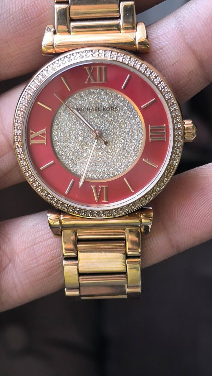 سلام عليكم      
 ساعة مايكل كورس موديل كيتلين (Michael Kors Caitlin MK3377) النسائية، وتتميز بلونها الذهبي الوردي ومينا مرصع بالكريستال الأحمر. خوان ماخذه 150الف الي يدفع بيه 90الف بلعافيه عليه ***********
