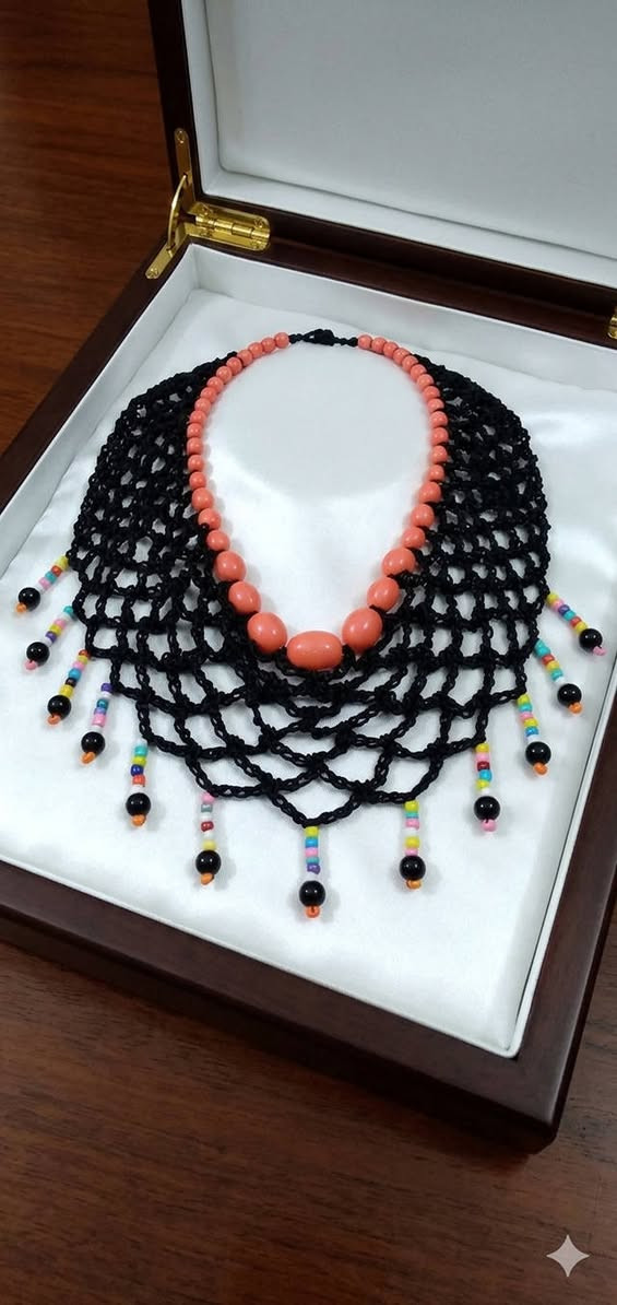 لمسة تراثية واناقة عصرية في قطعة  مشغولة يدوياً بخيط البريسم الناعم وبالخرزA touch of heritage and modern elegance in a piece handcrafted with soft silk thread and beads.
للمزيد من المعلومات التواصل على الخاص.


**إذا كنت صاحب هذا الإعلان وتريد حذفه لأي سبب، رجاءا أرسل رسالة إلى الدعم الفني**