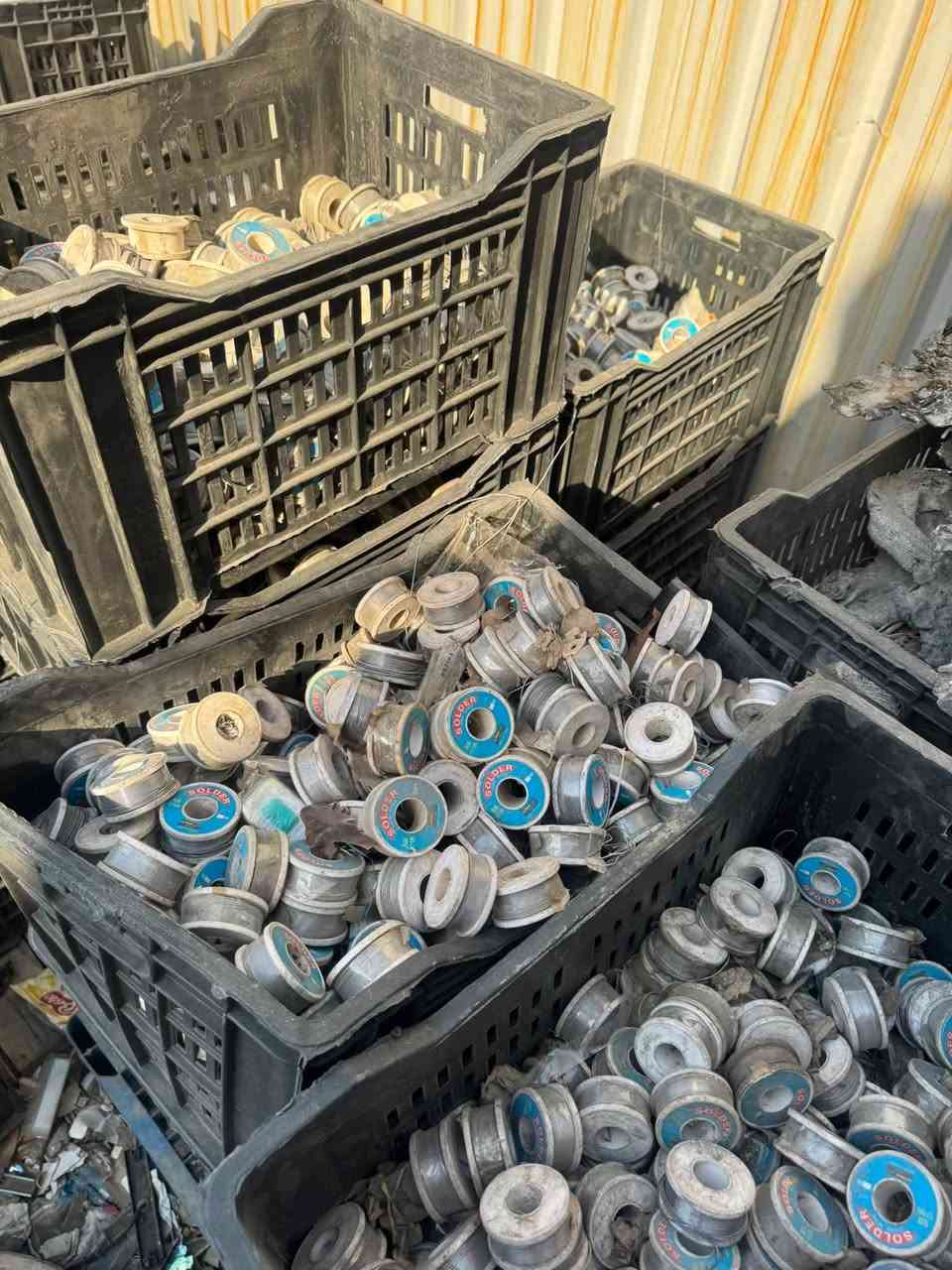 السلام عليكم عندي هاذ الصولدر غلاي البيع كميته تقريباً طنين 
سعر الكيلو 3500وبي مجال مكاني بغداد الحبيبيه 
رقم الهاتف ***********

