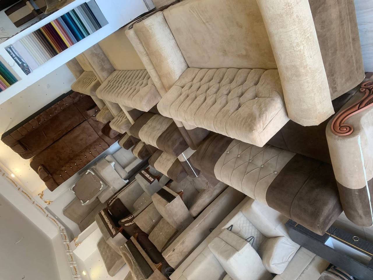 كنوز مزاد لبيع اثاث منزلي  يتوفر لدينة ديوان و تخم ميز طعام و طباخات جزامات برادات جدي و مستخدم كلشي متوفر  متوفر بل محل من 9صباحن ال. 8مسان رقم هاتف ***********
