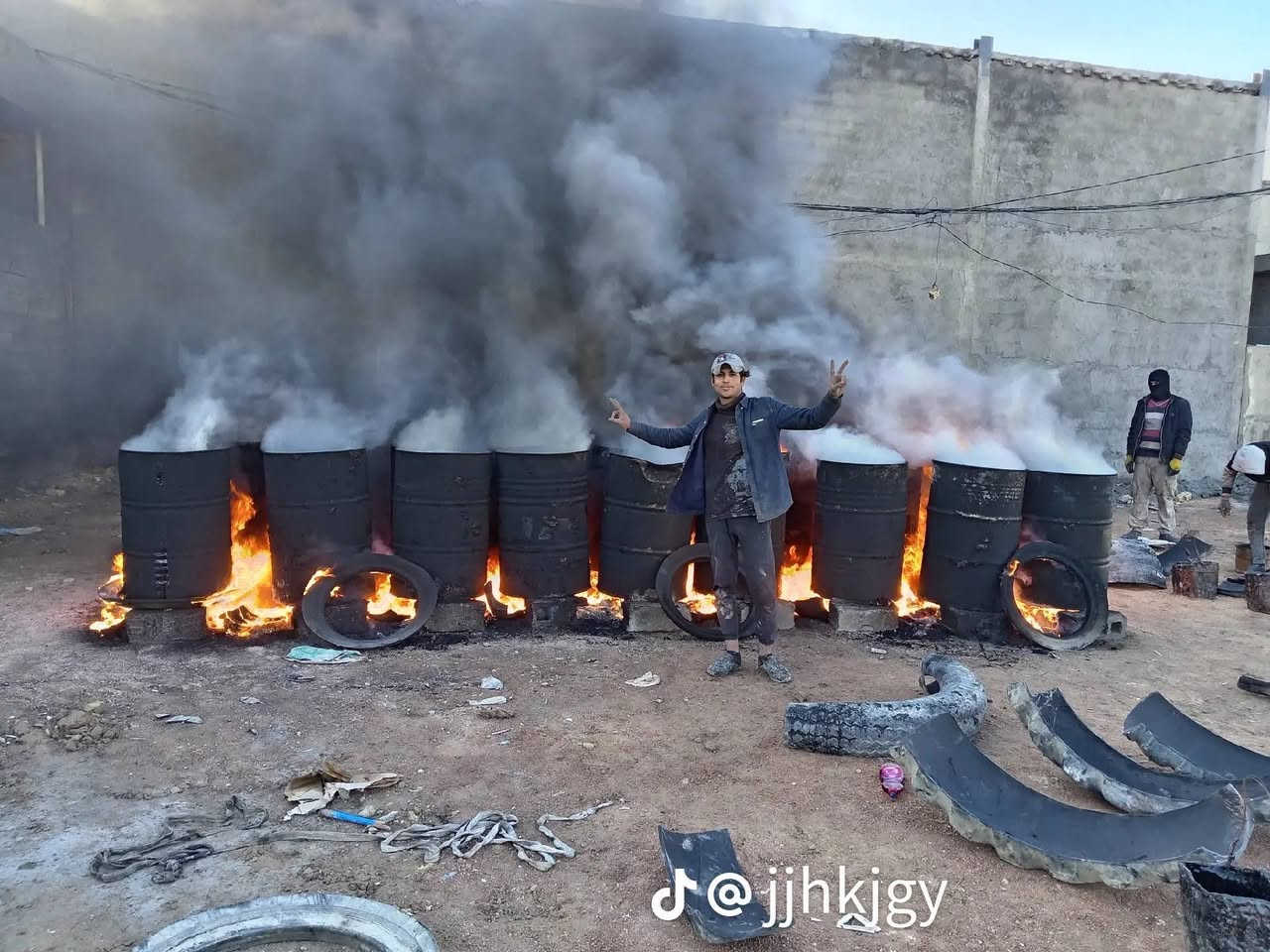 سلام عليكم سكلة الرحمن لتجيير السطوح والاساسات كافة بسعار مناسبة؛ شغل فول سعر البرميل كرستة وعمل 75 واني خادم ***********  @@ ***********
