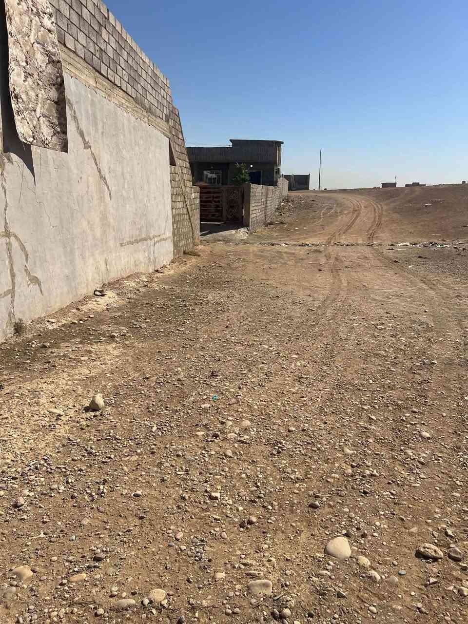ارض للبيع ١٤٠ متر بنص البناء القوسيات 
***********
وصل بلديه بيها
