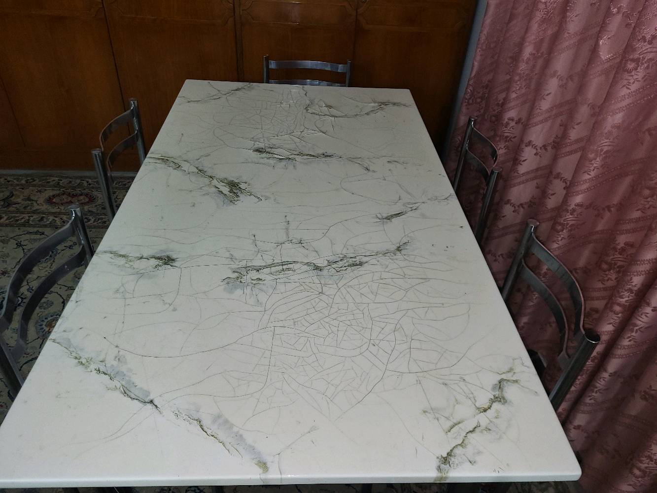 ميز طعام مستعمل بحالة ممتازة، مع 6 كراسي ودوشمة جديدة. 
العرض 1 متر 
الطول 180cm 
الميز مستعمل وبحالة ممتازة 
الكراسي دوشمة جديدة 
اللون ابيض الى بيجي (اوف وايت) 

الاتصال على الواتس اب 
***********
السعر 
300,000 الف عراقي