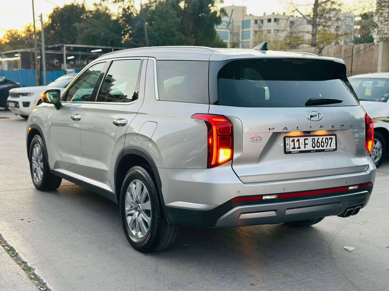 السلام عليكم 
للبيع بلسايد  موديل (2025)
فول مواصفات عدا الفتحه 
بصمه 
بصمه ابواب 
صندوك كهرباء 
مكينه V6.  (3800)
كير دكم 
7 راكب     3 قطع تبريد 
داخل ابيض 
لد امامي خلفي 
حساسات كامره 
سايدبريك بصمه 
هيتر كشنات 
هواي موصفات 
السعر 277 مجال بسيط 
مكان السياره بغداد الصالحيه 
الهاتف ***********
