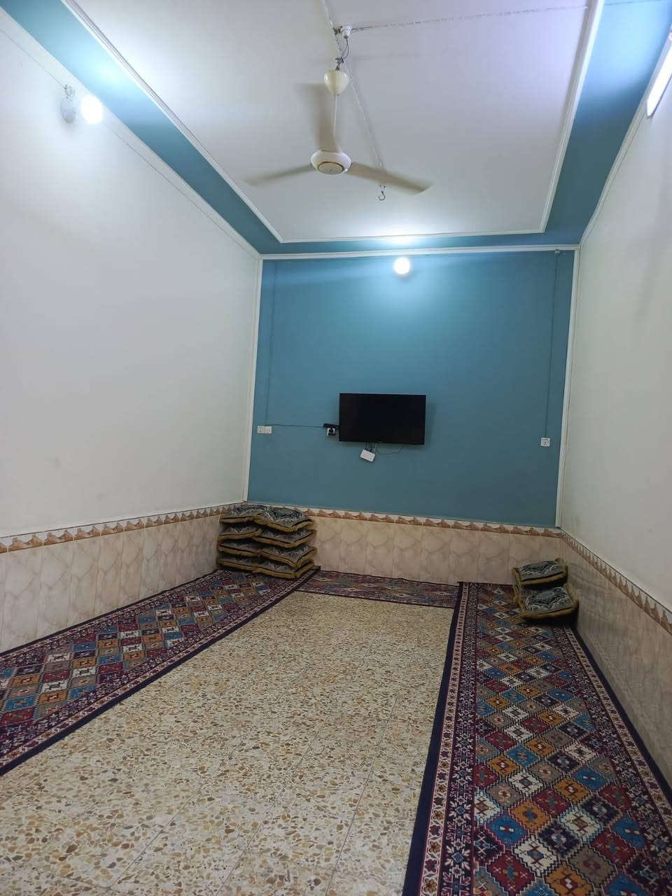 السلام عليكم 

▪️دار للبيع 
▪️الموقع حاوي العباس /شارع ال وارد /ثالث فرع عن الشط

▪️المساحه /280م 
▪️ يتكون من غرفتين و صاله و مطبخ و استقبال وصحيات خارجيه 

▪️***********
