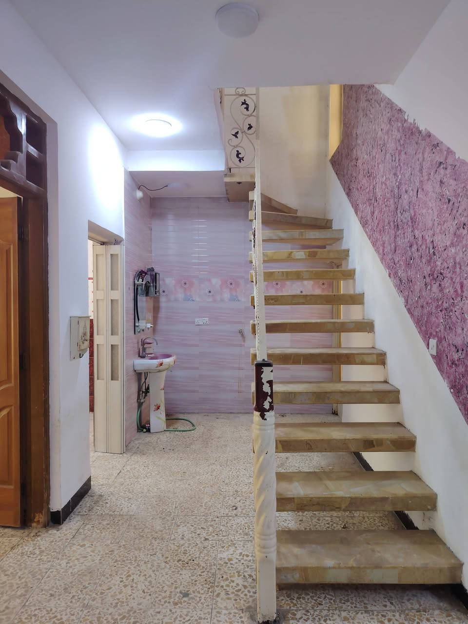 دار الإيجار طابقين
الموقع حي الطيار ه
طابق الارضي غرف نوم وهول استقبال ومطبخ وصحيات
طابق ثاني ٣نوم وهول وصحيات

مراجعه مكتب الأهرام لعقار والمقالات شارع 60قرب مجمع الضامن الطبي *********** بيه واتساب
