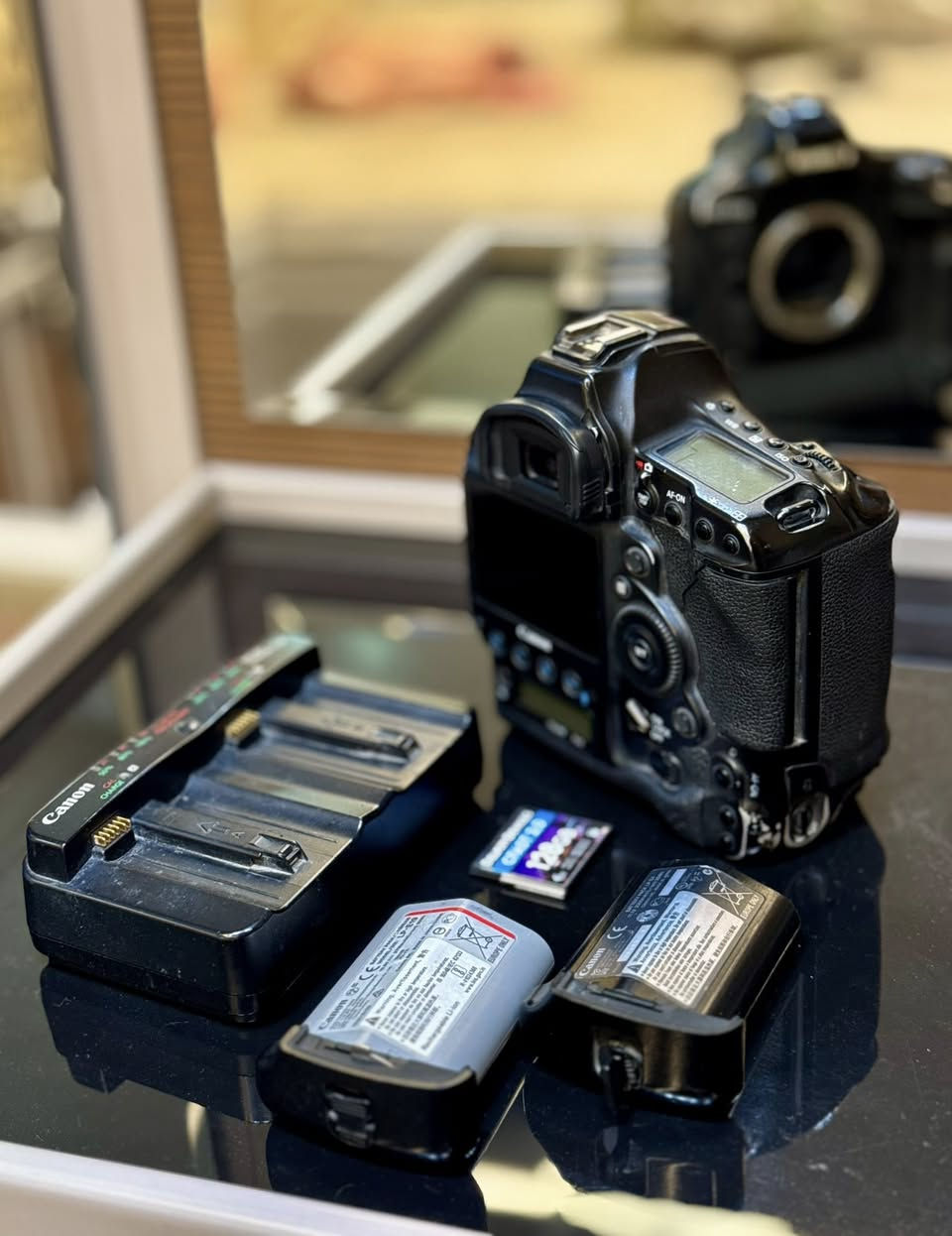 📸 للبيع | Canon EOS-1D X Mark II
كاميرا احترافية بحالة ممتازة  ومجهزة بالكامل، مناسبة للمصورين المحترفين وتصوير المناسبات والرياضة.

🔹 المواصفات والملحقات:
• بطاريتان  
• شاحن أصلي  
• ذاكرة 128GB  

💰 السعر: 17 ورقة  
📍 مكاني : كربلاء  

📞 للاستفسار والتواصل:
0775 896 8301
