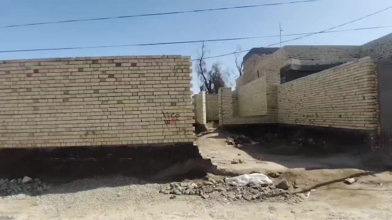 سلا عليكم ورحمة الله وبركاته عرصات البيع مساحته 800مقسمات عل 400متر سند خمسه وعشرين مكان حي الفرات طريق سنيه سياحي قرب سكه قطار لاستفسار *********** اتصل
