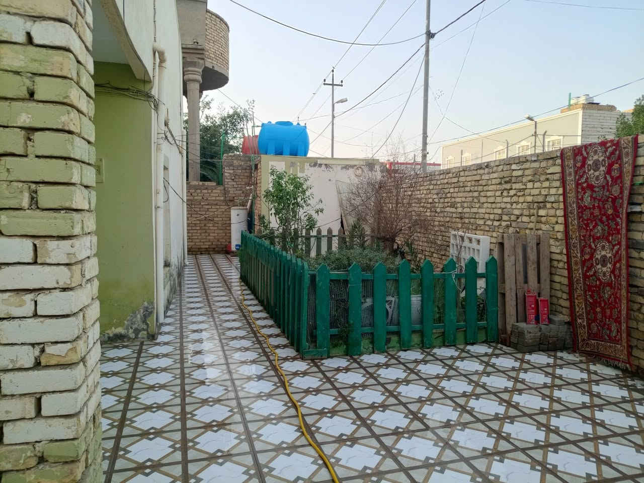 بيت للبيع حي الصدر الرابع قرب مدرسة العراق موقع البيت كلش مميز عالشارع الرئسيه مساحت البيت 301 بالطابو مع فضله 60متر تابعه للبيت 
مكون من صالتين وبراني ومطبخ وغرف اثنين جوه مع مخزن بالاخير يصلح غرفه مساحة كلش جبيرة موقع تجاري يوجد غرفة بالطابق الثاني فقط الاستفسار الاتصال 
***********
